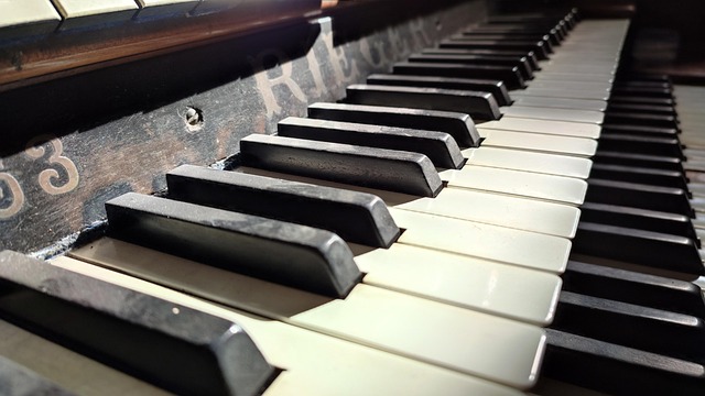Clavier de piano poussiéreux sans housse de piano