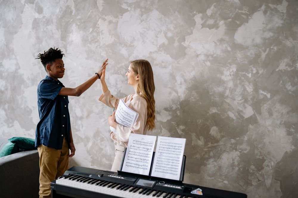 Cours de piano, professeur et élève